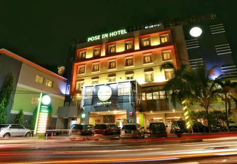 Pose In Solo